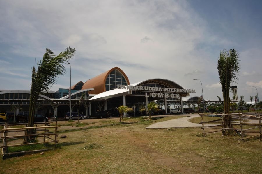 how to get to Pink Beach Lombok