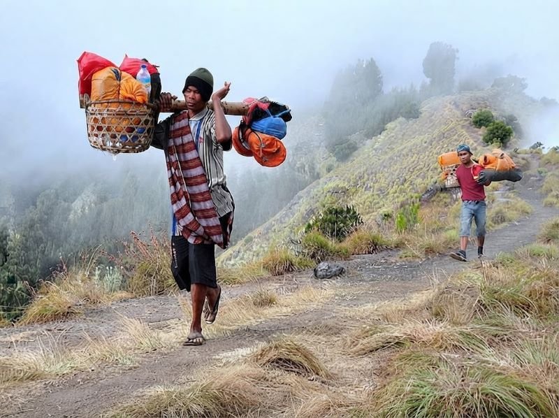 Rinjani porter service guided trip