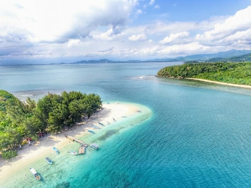 secret islands near Lombok private boat tour