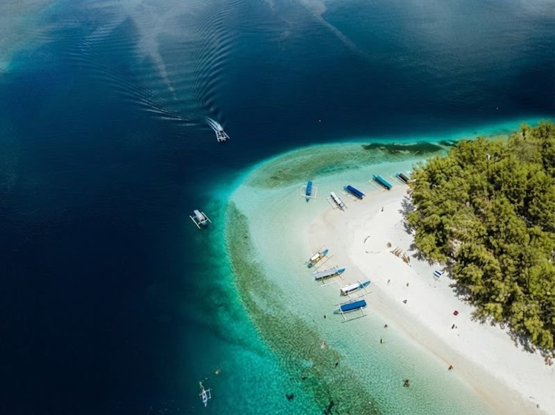 secret islands near Lombok private boat tour