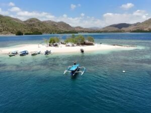 secret islands near Lombok private boat tour